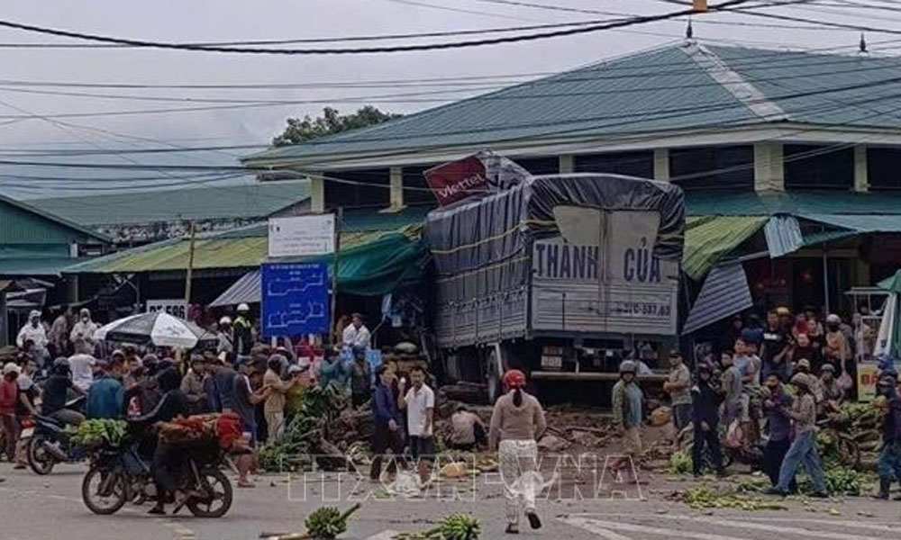  Xe tải lao thẳng vào chợ ở Quảng Trị làm 3 người tử vong